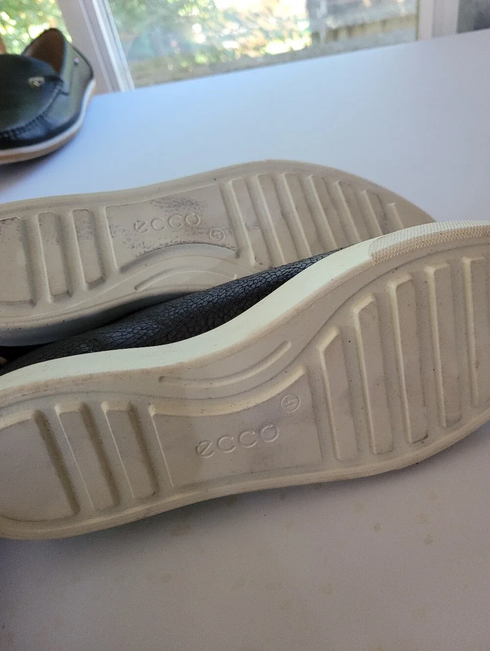 Ecco 10 Women's Black Textured Leather Sneakers with Cream Laces